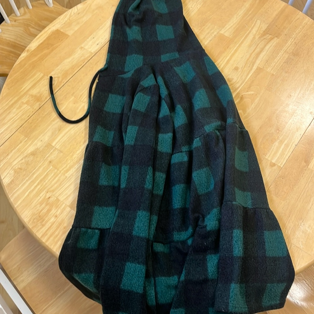 Super cute babydoll cut full zip plaid hoodie. Fleece material.